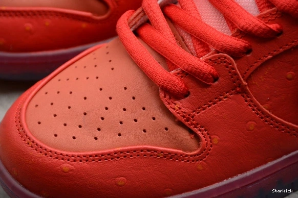 low"strawberry SB CW7093-601 cough" Dunk Nike 0108
